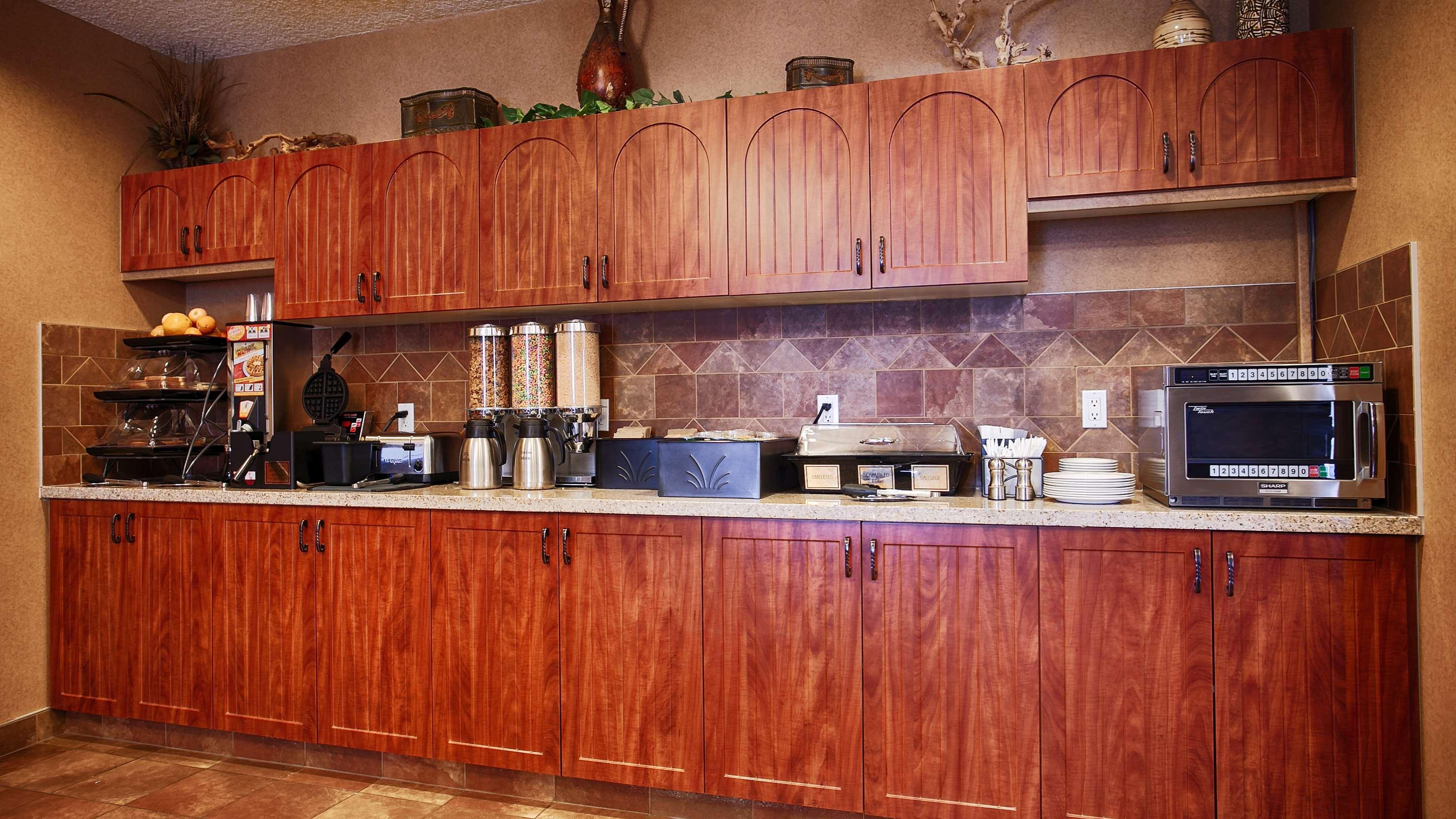 Best Western Diamond Inn Three Hills Экстерьер фото