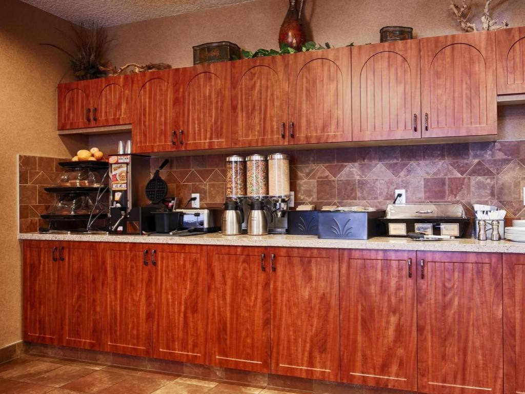Best Western Diamond Inn Three Hills Экстерьер фото