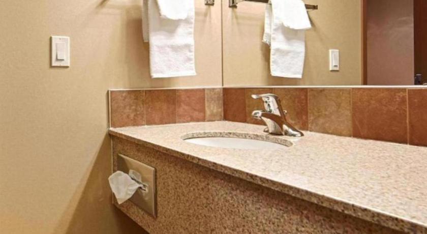 Best Western Diamond Inn Three Hills Экстерьер фото