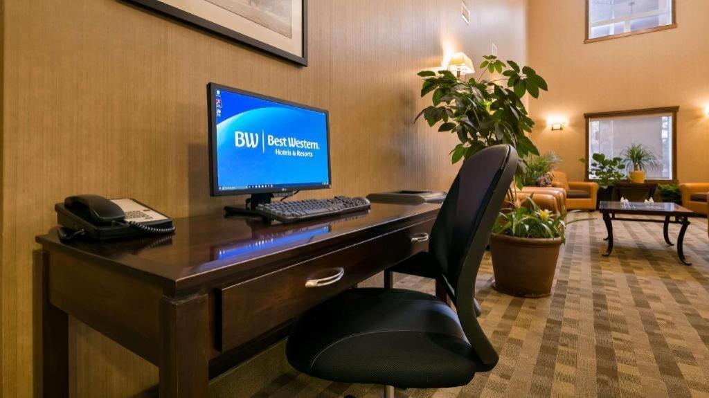 Best Western Diamond Inn Three Hills Экстерьер фото